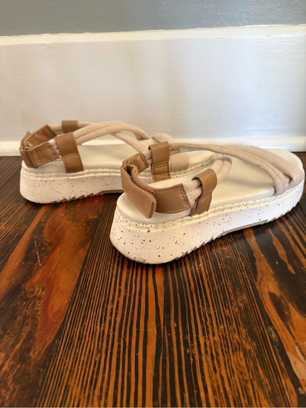dearfoams Neutral Beige Crossband Platform Sandals - Picture 4 of 4